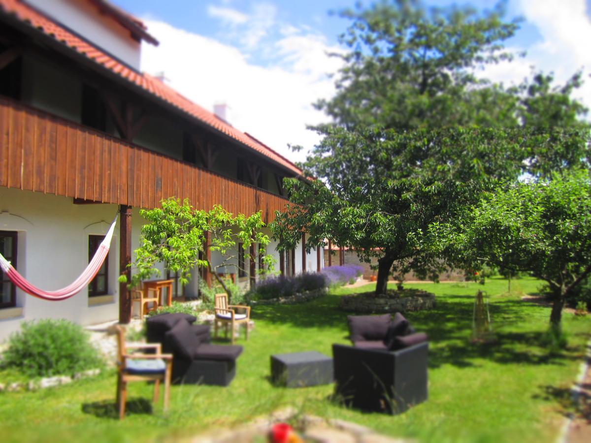 Holubnik Statecnych Zen Kralovych Hotel Luže Exterior foto