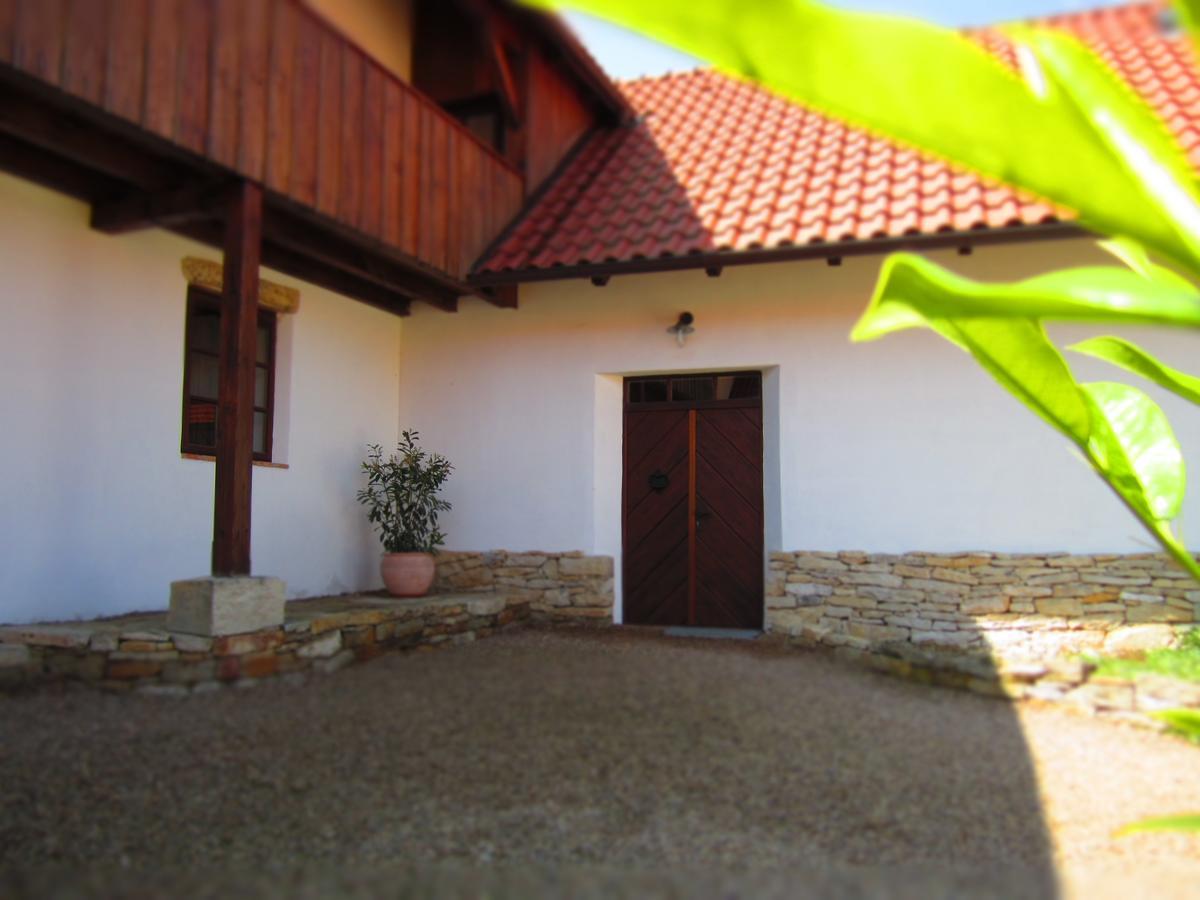 Holubnik Statecnych Zen Kralovych Hotel Luže Exterior foto